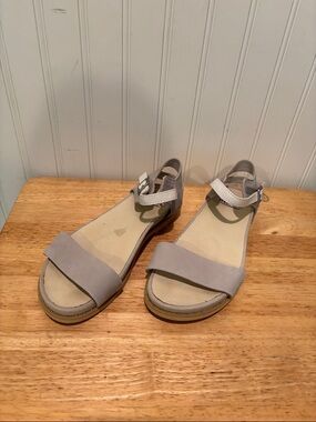 Women's Earth Cameo Grove Ankle-Strap Sandals in Light Gray Size 6